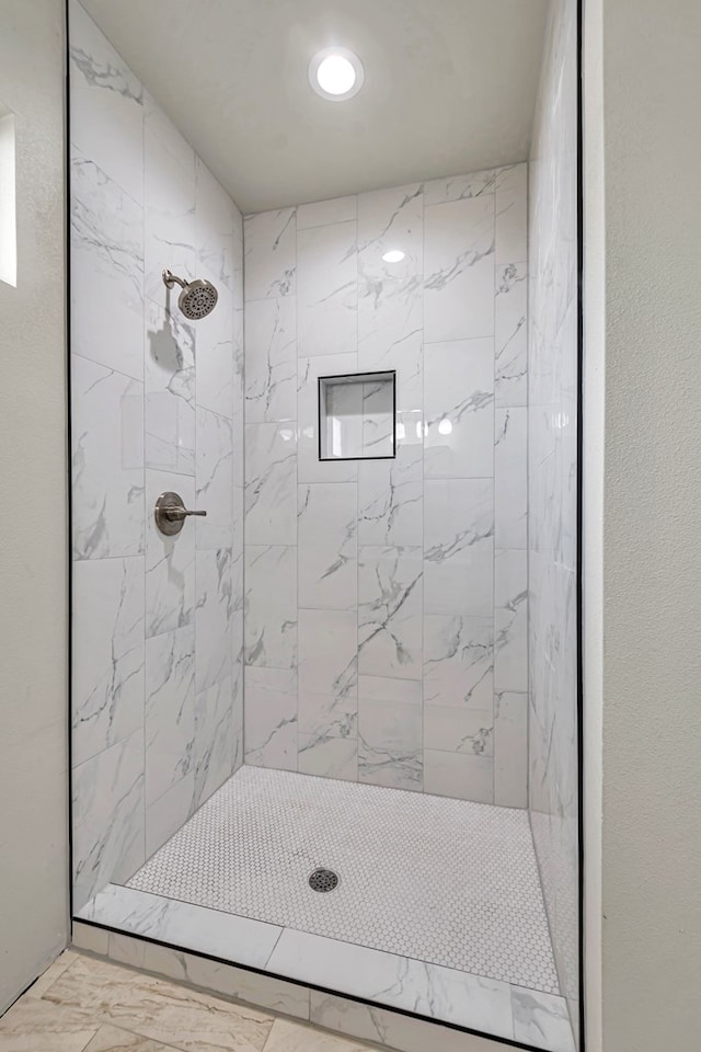 bathroom featuring tiled shower