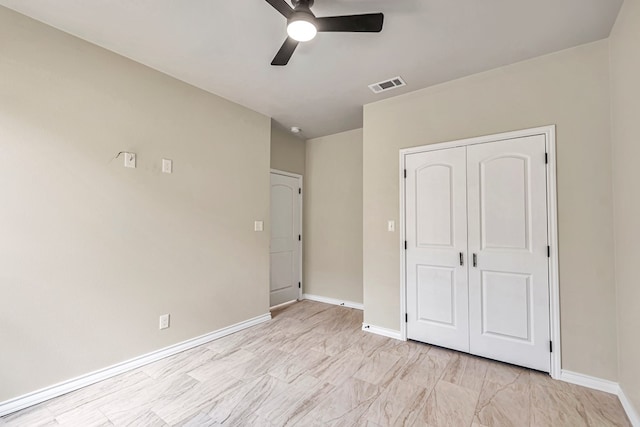 unfurnished bedroom featuring ceiling fan and a closet