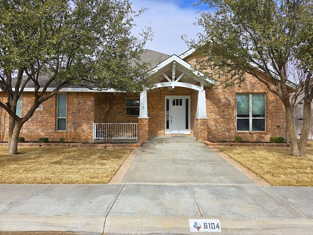 craftsman-style home featuring covered porch and a front yard