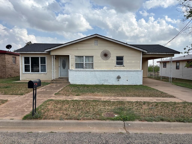 view of front of house with a carport and driveway