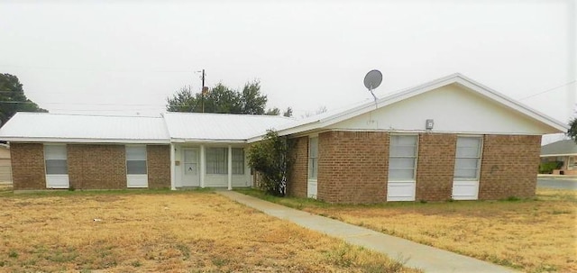 single story home featuring a front yard