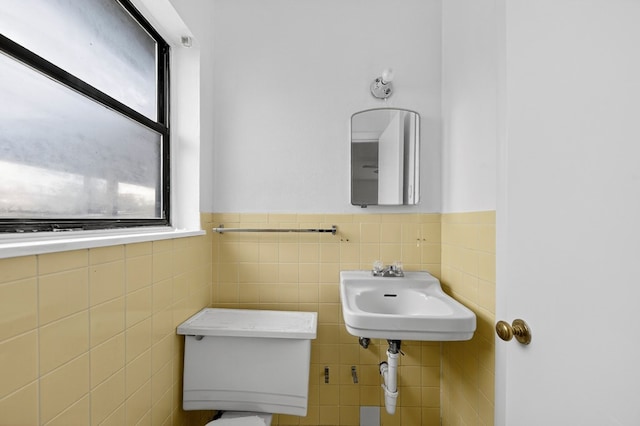 204 Acklen, Midland, TX 79703 - half bath with tile walls and wainscoting