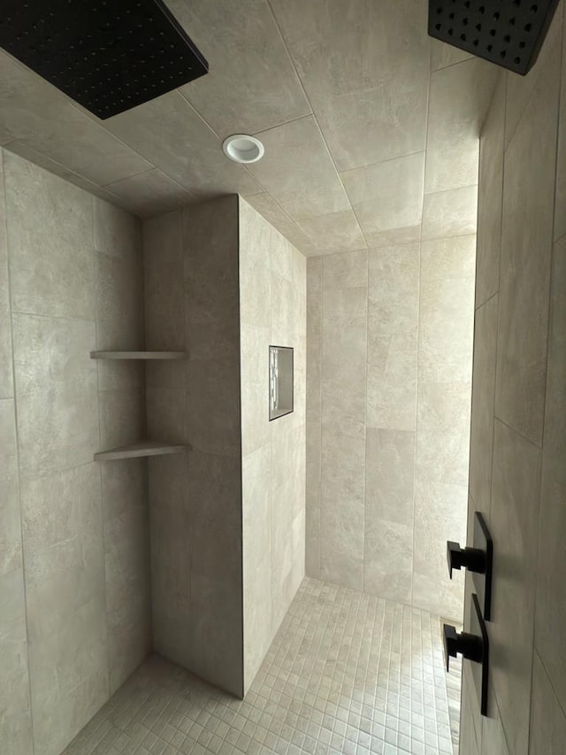 bathroom featuring a tile shower