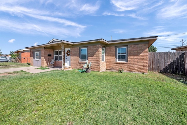 single story home featuring a front lawn