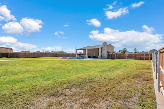 view of yard featuring a fenced in pool