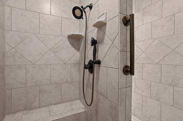 room details featuring a tile shower