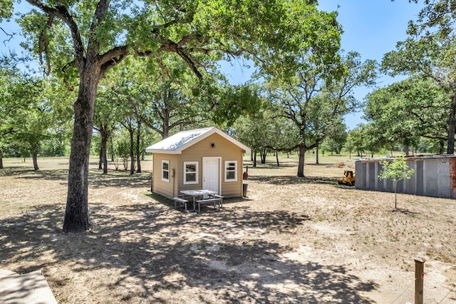 view of yard with an outbuilding