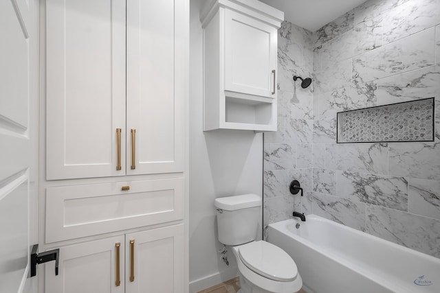 bathroom with toilet and tiled shower / bath