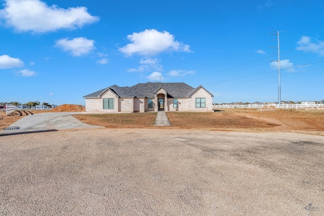 view of front of house with driveway