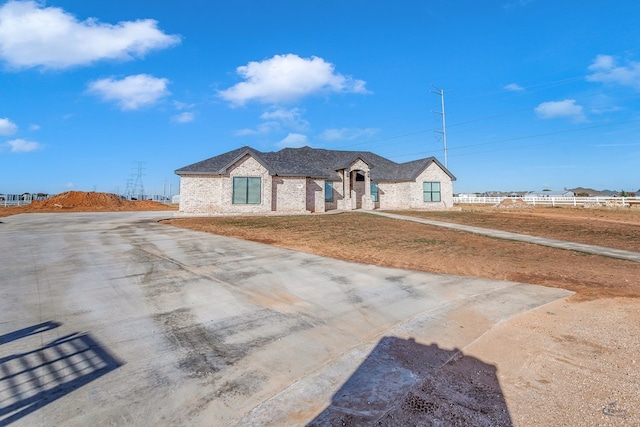 view of front of property with a front yard