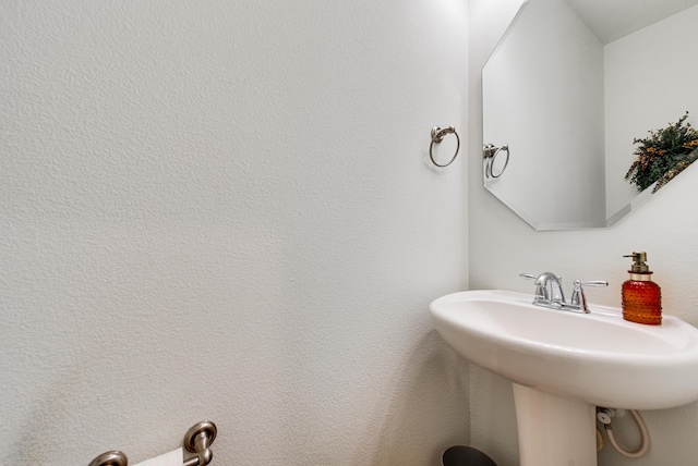 bathroom featuring a sink