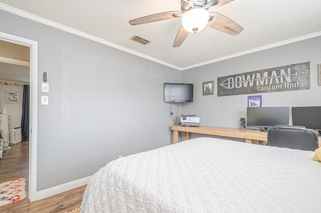 bedroom with wood finished floors, a ceiling fan, visible vents, baseboards, and ornamental molding