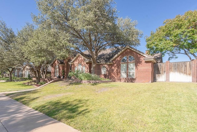 view of front of home featuring a front lawn