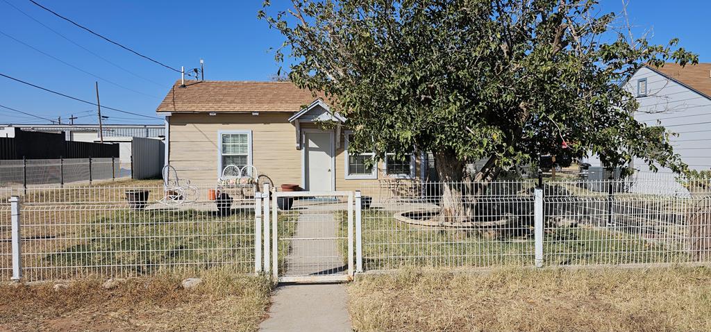 view of front of property with a front lawn