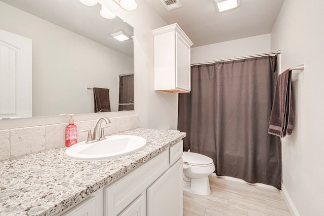 full bathroom with tasteful backsplash, toilet, curtained shower, vanity, and visible vents