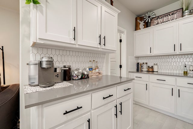 bar featuring backsplash