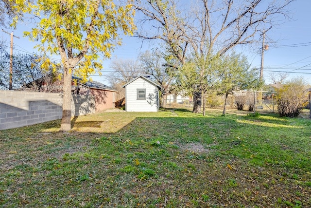 view of yard featuring a storage unit