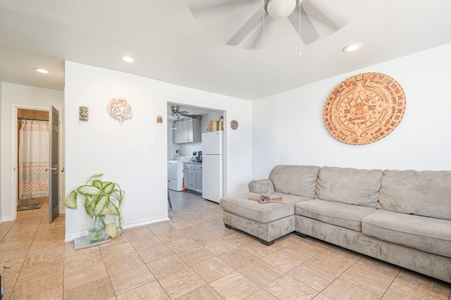 living area featuring a ceiling fan, recessed lighting, independent washer and dryer, and baseboards