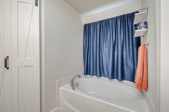 508 E Comiskey, Midland, TX 79706 - bathroom featuring a bath and a textured wall