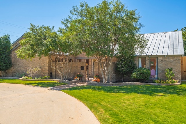 view of front of house with a front lawn