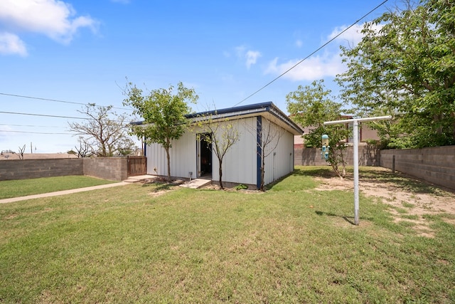 601 Caylor Dr, Big Spring, TX 79720 - fenced backyard with an outbuilding