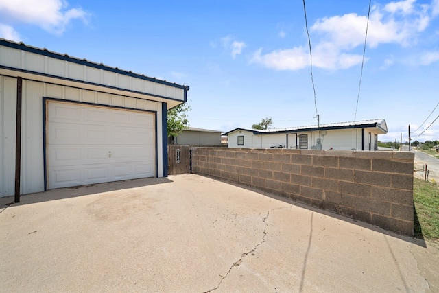 601 Caylor Dr, Big Spring, TX 79720 - garage with driveway