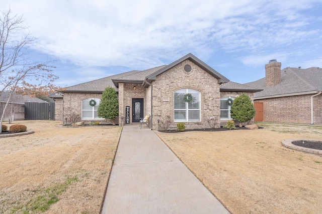 view of front of property featuring a front yard