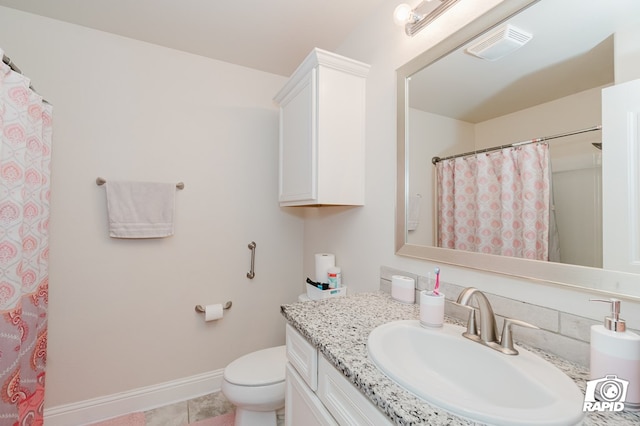 bathroom featuring curtained shower, toilet, vanity, visible vents, and baseboards