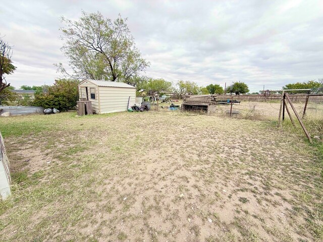 view of yard with a storage shed