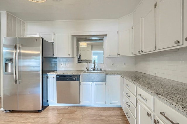 710 W Nobles Ave, Midland, TX 79701 - kitchen with stainless steel appliances, a sink, tasteful backsplash, light wood finished floors, and crown molding
