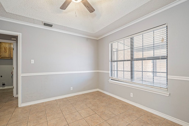 empty room featuring light tile patterned floors, ceiling fan, visible vents, and baseboards