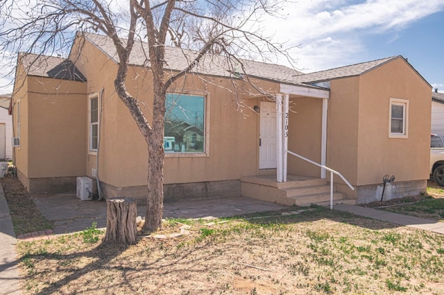 view of front facade featuring stucco siding