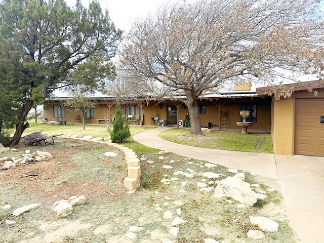 view of front of house featuring stucco siding and a garage