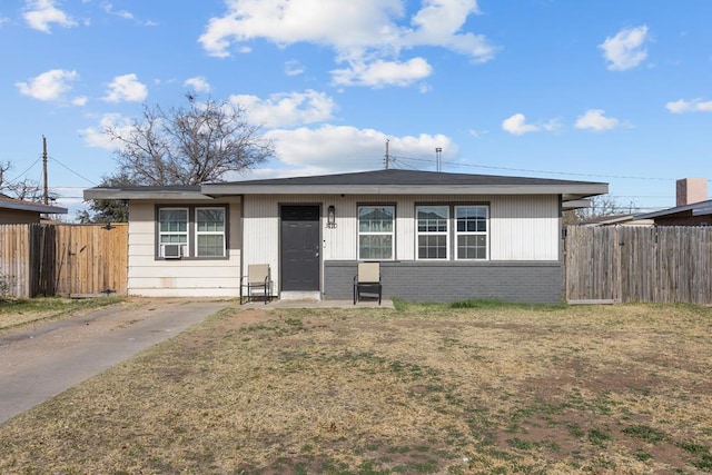 single story home with a front lawn