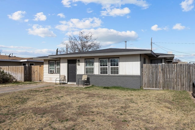 view of front of property with a front lawn