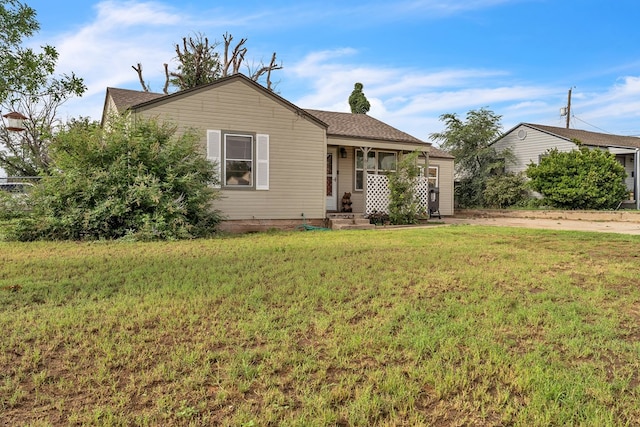 2004 N Monticello St, Big Spring, TX 79720 - view of front facade featuring a front lawn