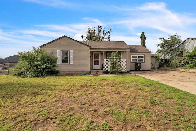 2004 N Monticello St, Big Spring, TX 79720 - ranch-style house featuring a front yard