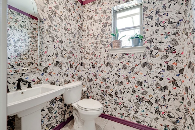 801 Keystone Ct, Midland, TX 79705 - bathroom with wallpapered walls, toilet, tile patterned floors, a sink, and baseboards