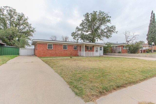 ranch-style house featuring a front lawn