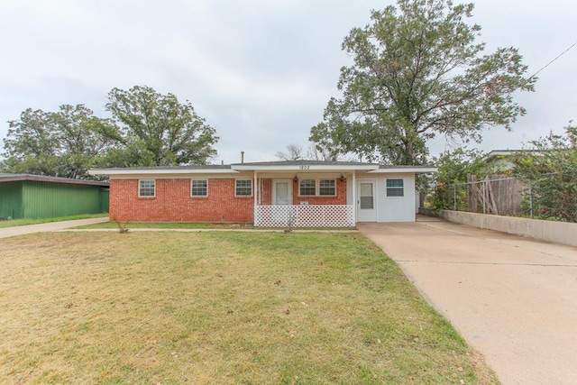 ranch-style home featuring a front yard