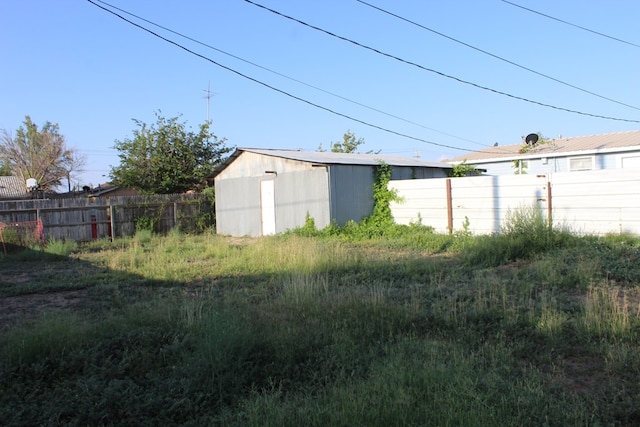 view of yard with an outdoor structure