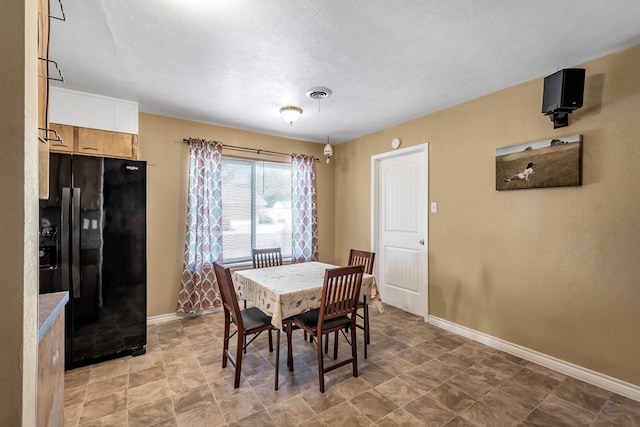 dining area featuring visible vents and baseboards