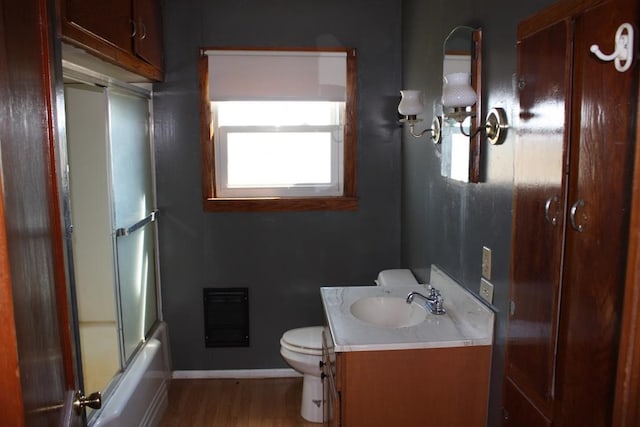 full bath with baseboards, visible vents, toilet, enclosed tub / shower combo, and vanity