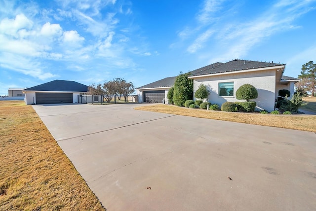 view of front facade featuring a garage and a front yard