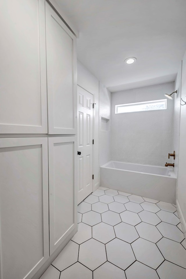 bathroom with tiled shower / bath