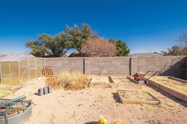 view of yard with an outbuilding