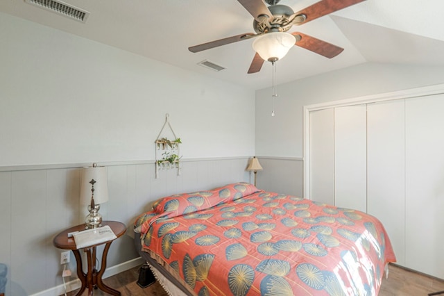 bedroom featuring ceiling fan, lofted ceiling, light hardwood / wood-style floors, and a closet