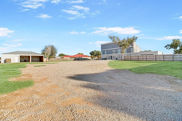 view of yard with an outdoor structure