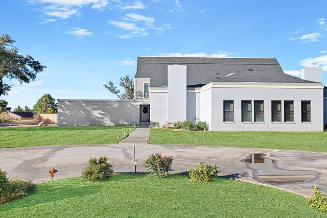 view of front of home with a front yard