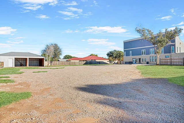 view of yard featuring an outbuilding